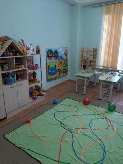 Кабинет учителя-дефектолога представляет собой специально оборудованное отдельное помещение для проведения диагностической, коррекционно-развивающей и консультативной работы специалиста.
Материально-техническая и методическая база кабинета отвечает основным задачам коррекционно-развивающего процесса. Выбор оснащения, оборудования, пособий и др. осуществляется с учётом возрастных и индивидуальных особенностей детей с ОВЗ и инвалидностью, на которых направлена деятельность дефектолога. Коррекционно-развивающая деятельность проводится с детьми с особыми образовательными потребностями в форме индивидуальных и подгрупповых занятий.