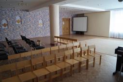 Музыкальный зал используется в работе всех участников воспитательно-образовательного процесса: воспитанниками, педагогическими работниками, родителями (законными представителями) детей. Основное предназначение музыкального зала – проведение музыкальных занятий с детьми раннего, дошкольного возраста и детьми ОВЗ. В музыкальном зале есть все для полноценного развития детей детского сада. Это большая база музыкальных инструментов, пособий, декораций. Пополняется  база театральных костюмов для взрослых и детей.  Оформление музыкального зала меняется в соответствии с направленностью проводимых мероприятий. Наш музыкальный зал всегда восхищает своей красотой, утонченностью и с радостью встречает и детей, и гостей.