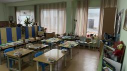 Кабинет по ИЗО деятельности предназначен для художественно – эстетического развития детей.
Оформлен и оснащён кабинет в соответствии с требованиями ФГОС и отвечает санитарно – гигиеническим требованиям безопасности.
В пространстве кабинета выделены: рабочая зона; зона для выставки детских работ; учебно – методическая зона; мини – музей «Русская народная игрушка»; музей «Русская изба»; библиотека журналов о художниках и картинах «Шедевры русской живописи»
Учебное помещение оснащено детской мебелью: столы – мольберты и стулья; магнитная демонстрационная доска. Кабинет наполнен дидактическими играми, пособиями и методическим материалом для работы с детьми групп общего развития и для работы с детьми с ОВЗ и инвалидностью.