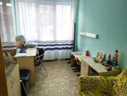 Кабинет педагога-психолога предусмотрен для индивидуальных коррекционно-развивающих занятий и занятий в малых группах для воспитанников с ОВЗ и инвалидностью, а также для обучающихся других целевых групп. 
Кабинет оборудован рабочим местом специалиста, где хранится нормативно-правовая и рабочая документация;
 зона диагностики оснащена методиками изучения уровня познавательных процессов, особенностей личности, потребностно-мотивационной, эмоциональной и волевой сферы, диагностики межличностных отношений у воспитанников;
зона консультирования родителей и педагогов направлена на создание доверительной и свободной обстановки, помогающей посетителю, пришедшему на прием к психологу, спокойно обсудить волнующие его проблемы.
для коррекционно-развивающей работы используются современные методы и технологии в работе с воспитанниками.